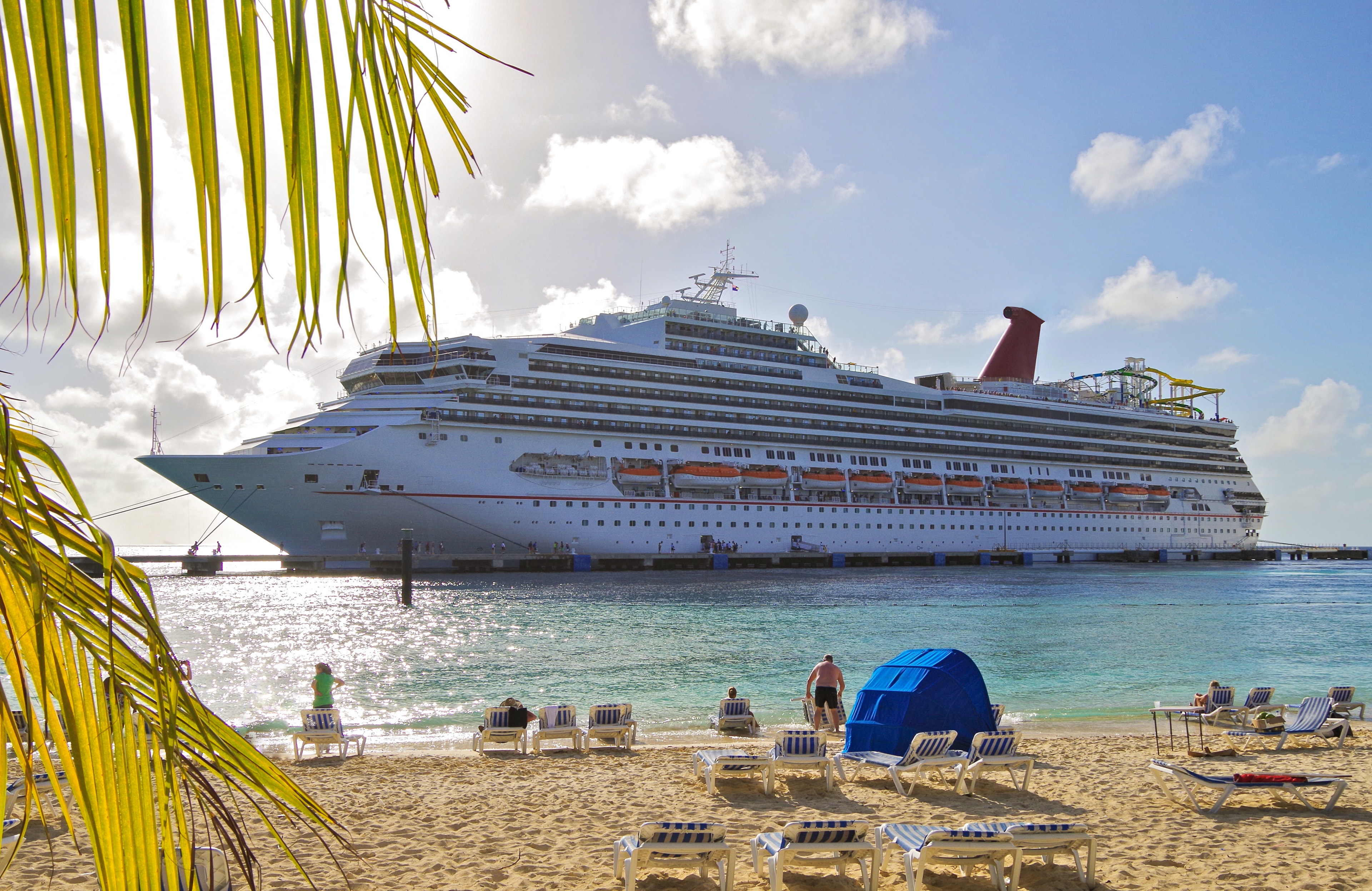 Multi-generational family together on a cruise vacation